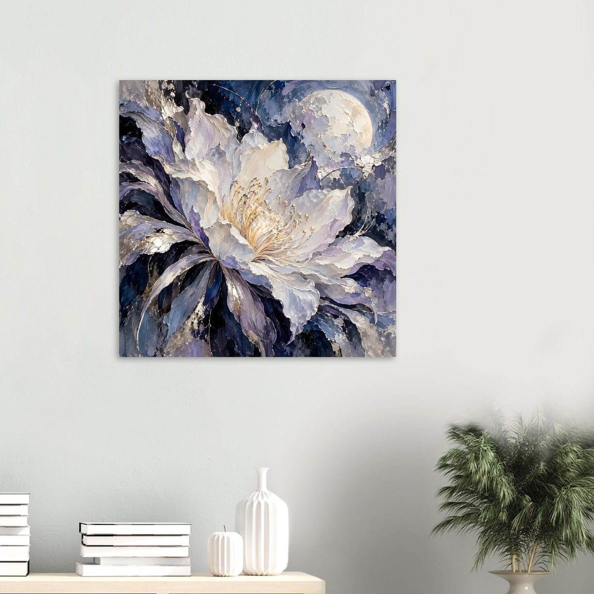 Poster mit abstrakter Blüte in Weiß, Blau und Violett, goldene Staubfäden und Mondsichel