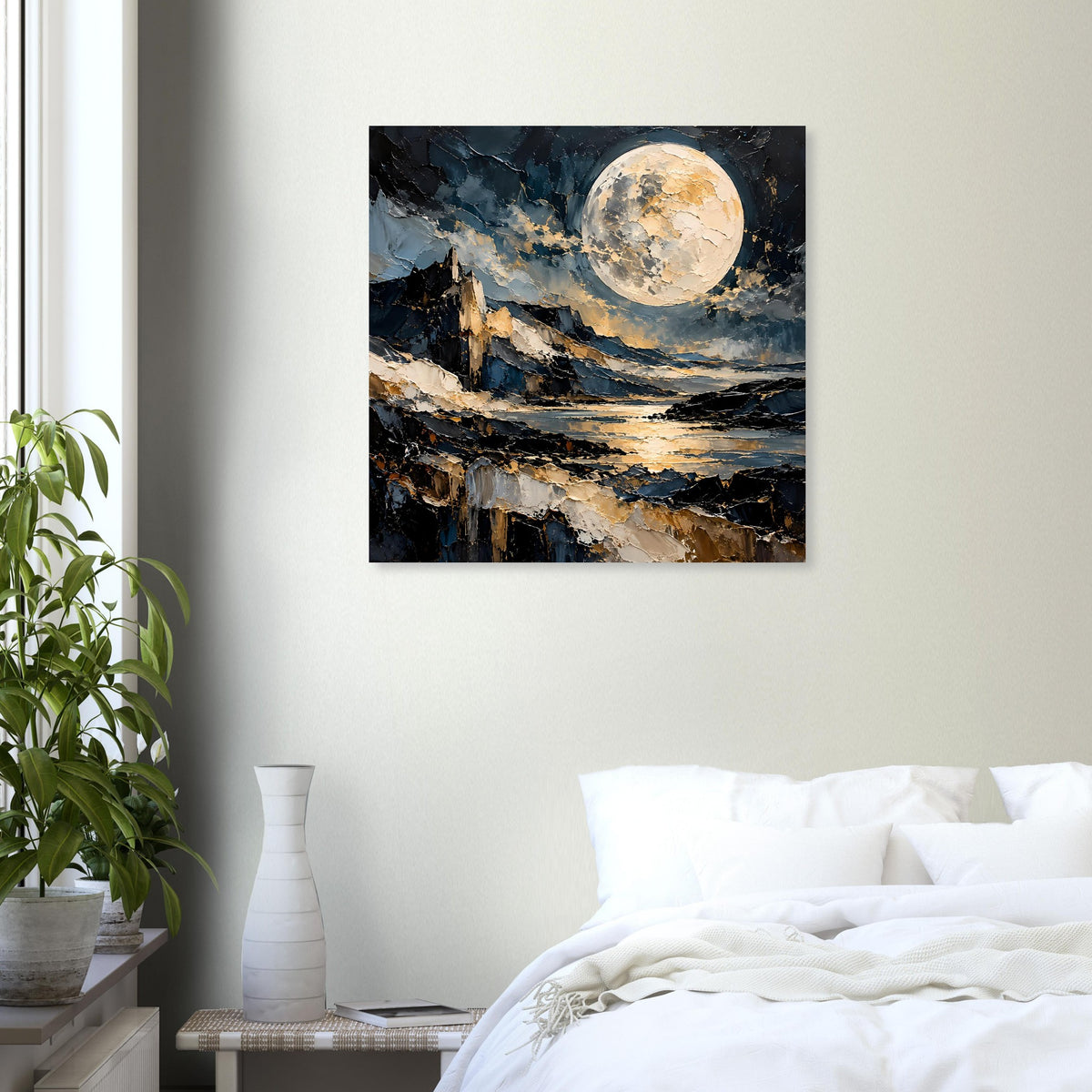 Quadratisches Poster im schwarzen Rahmen mit goldenem Mond über dunkler See und Wolken