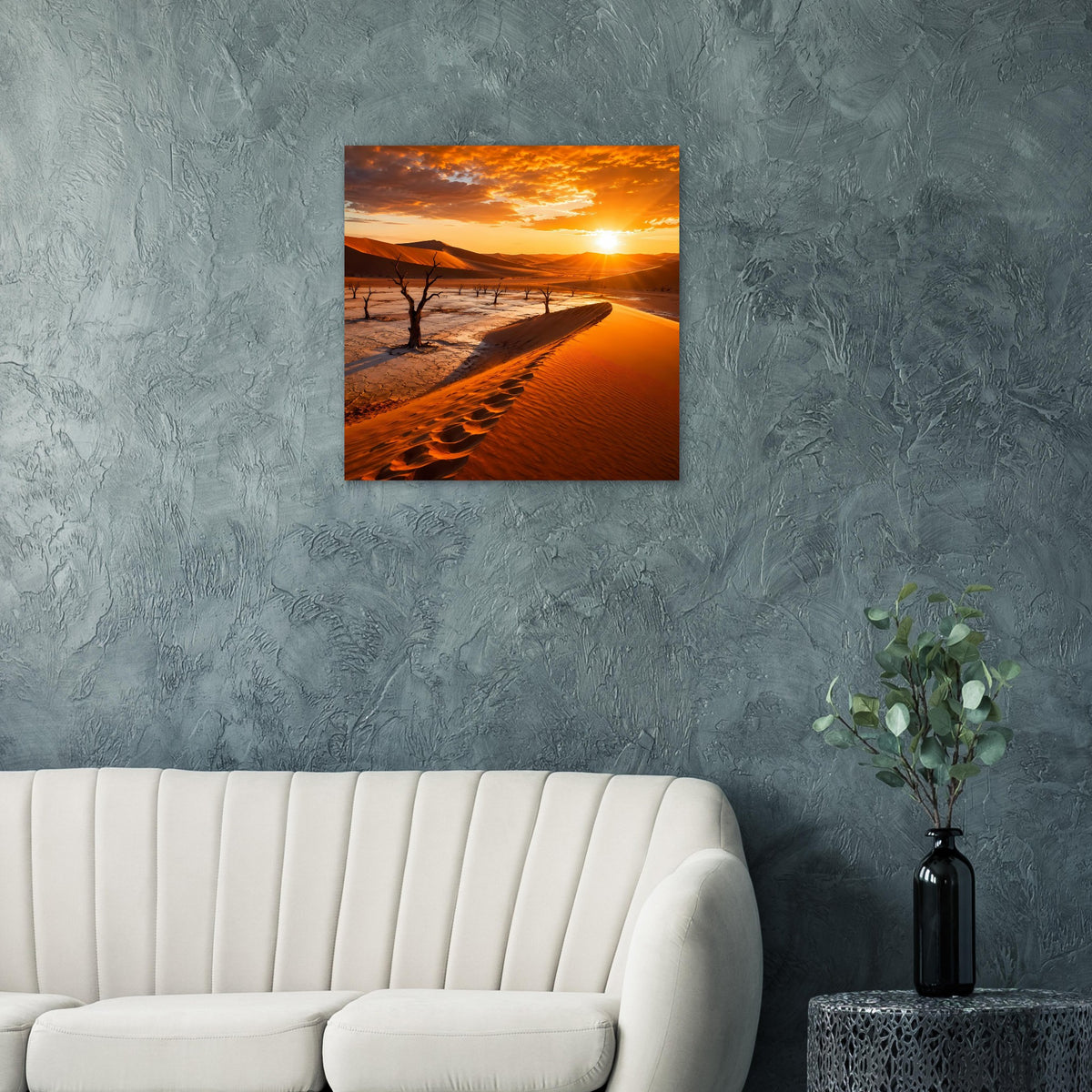 Wüstenlandschafts-Poster mit warmem Sonnenuntergang, Dünenweg und Baum-Silhouetten in der Landschaft