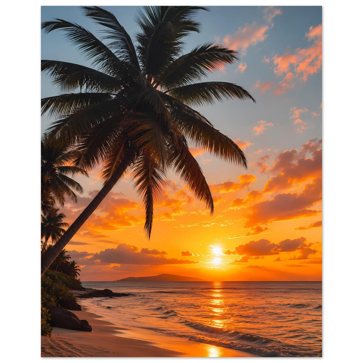 Vertikales Poster mit Palme im Vordergrund und Sonnenuntergang über dem Strand