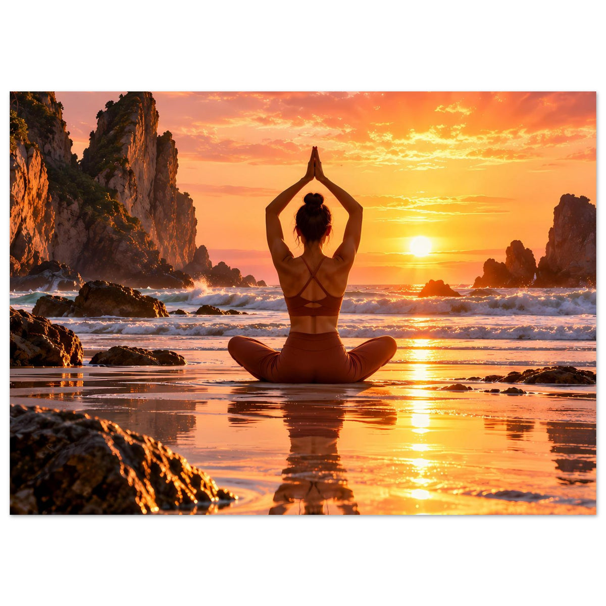 Yoga-Poster, mattes Papier: Frau im Lotossitz, Sonnenuntergang zwischen Felsen am Meer