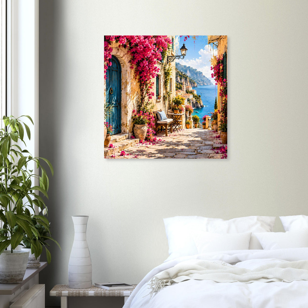 Mediterranean Escape-Poster über Bett: sonnige Gasse am Meer mit Laterne und Blumen
