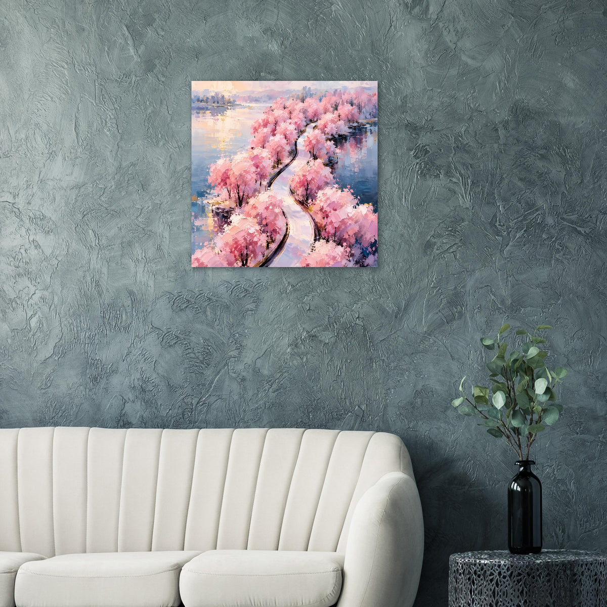 Quadratisches Poster mit rosa blühenden Bäumen, Wasserreflexen und dunklem gebogenen Weg