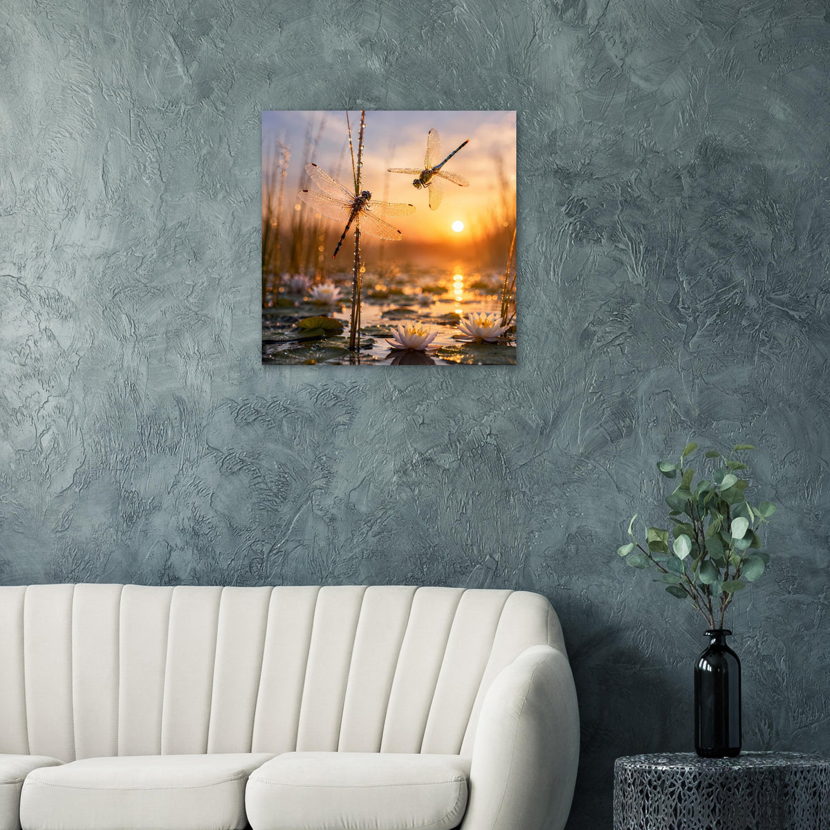 Poster mit goldenen Libellen über Seerosen vor goldenem Sonnenmeer