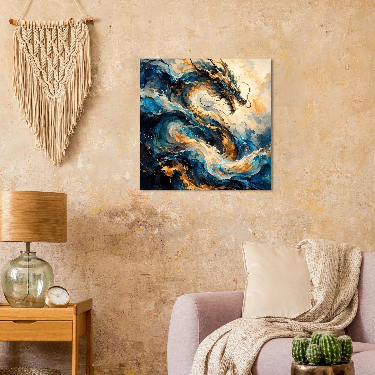 Quadratisches Poster mit Drachenmotiv: kräftiges Blau, goldene Akzente und wehende Wolken