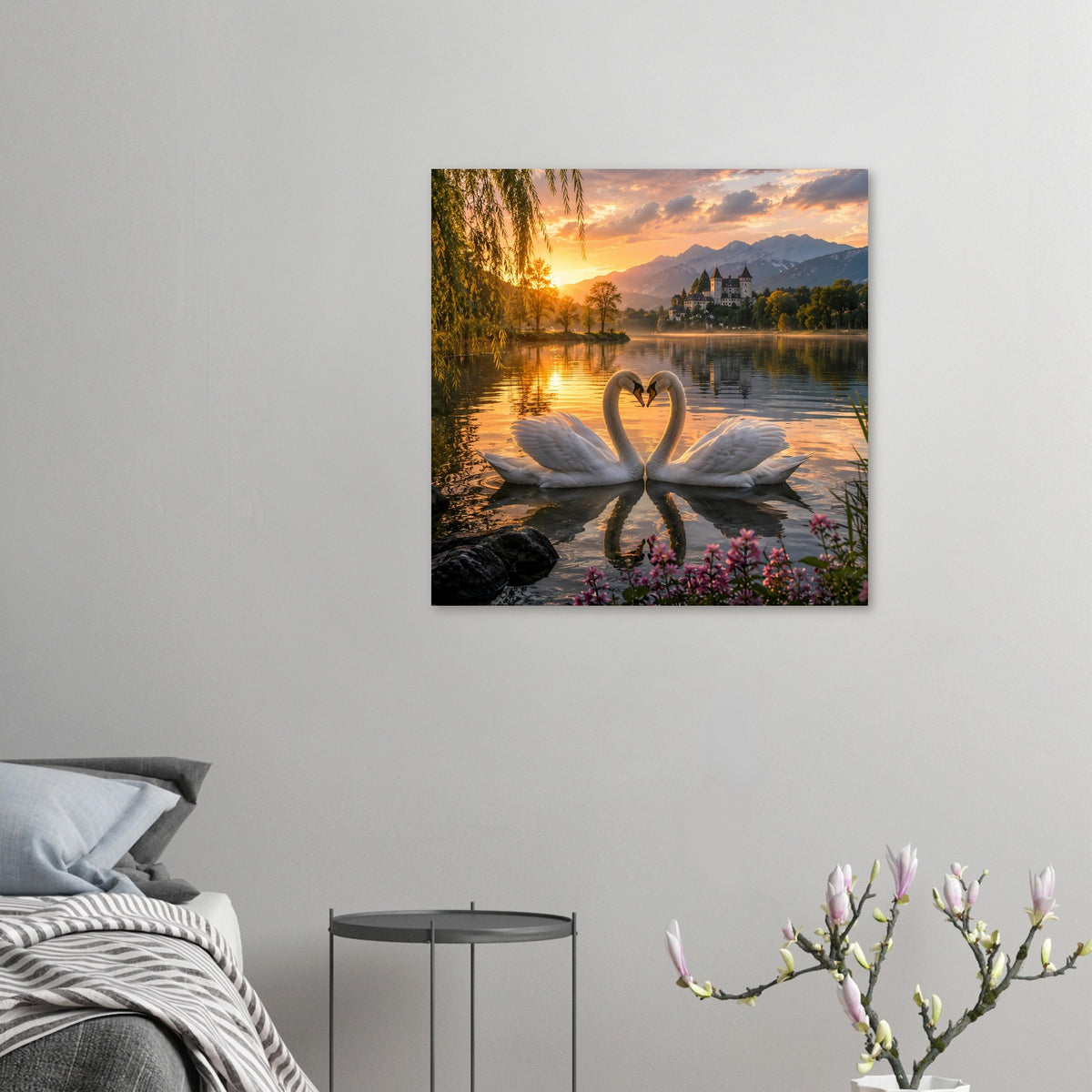 Kleines Poster an der Wand: zwei Schwäne formen ein Herz, Sonnenuntergang am See mit Schloss