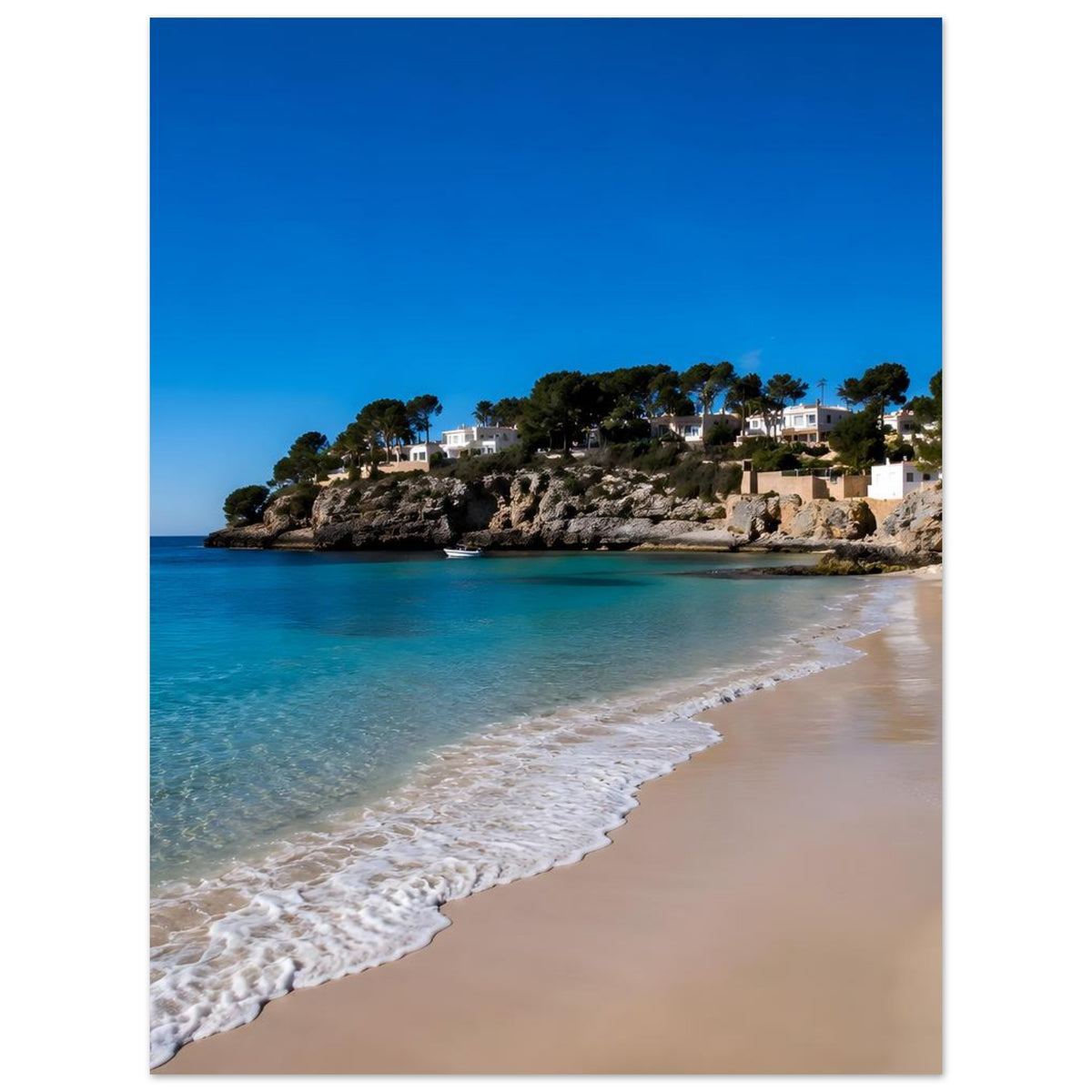 Poster mit türkisblauem Wasser und Sandstrand, mediterranes Küstenufer mit Häusern, Hochformat