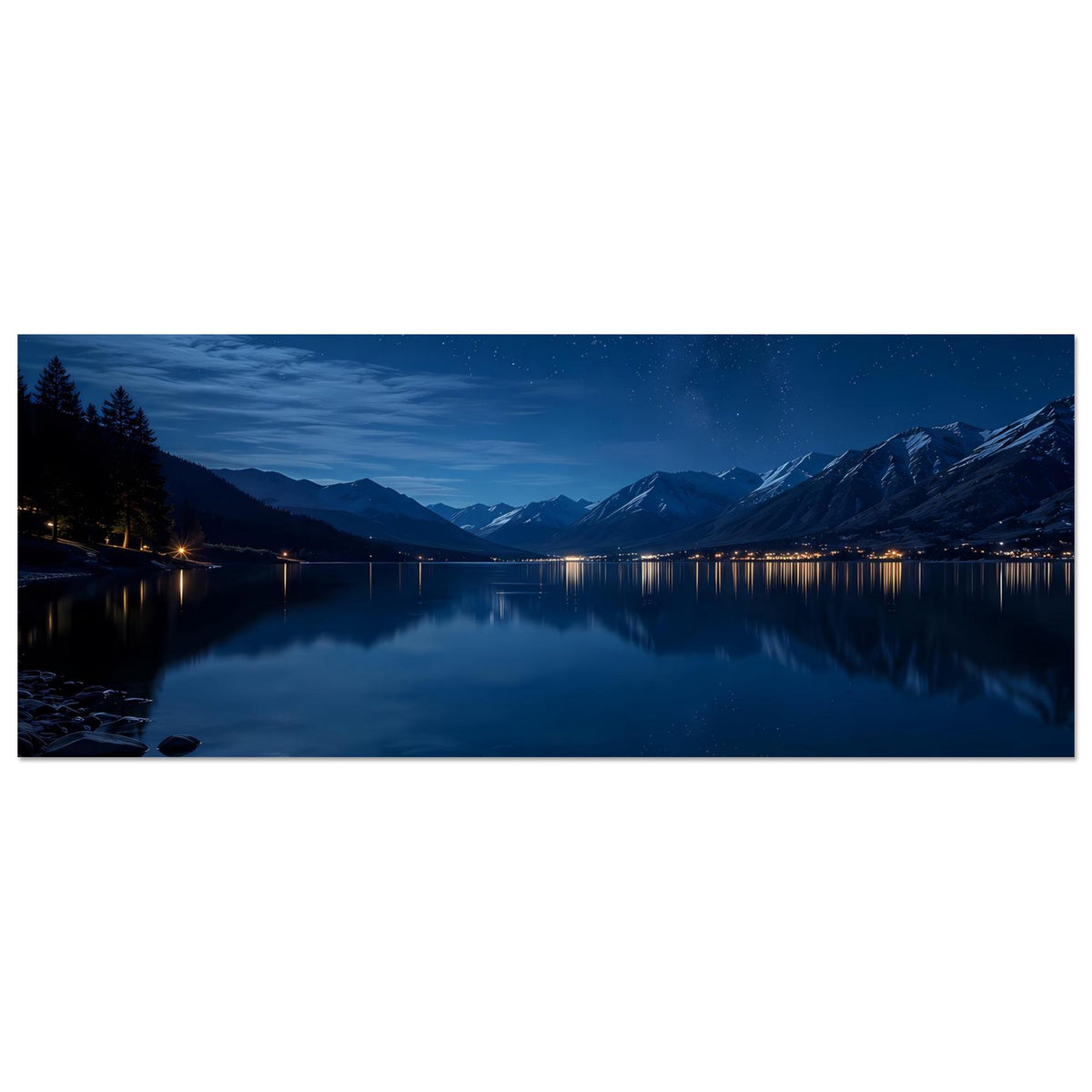 Poster: horizontaler nächtlicher Bergsee mit Mondreflexen und Bergkette