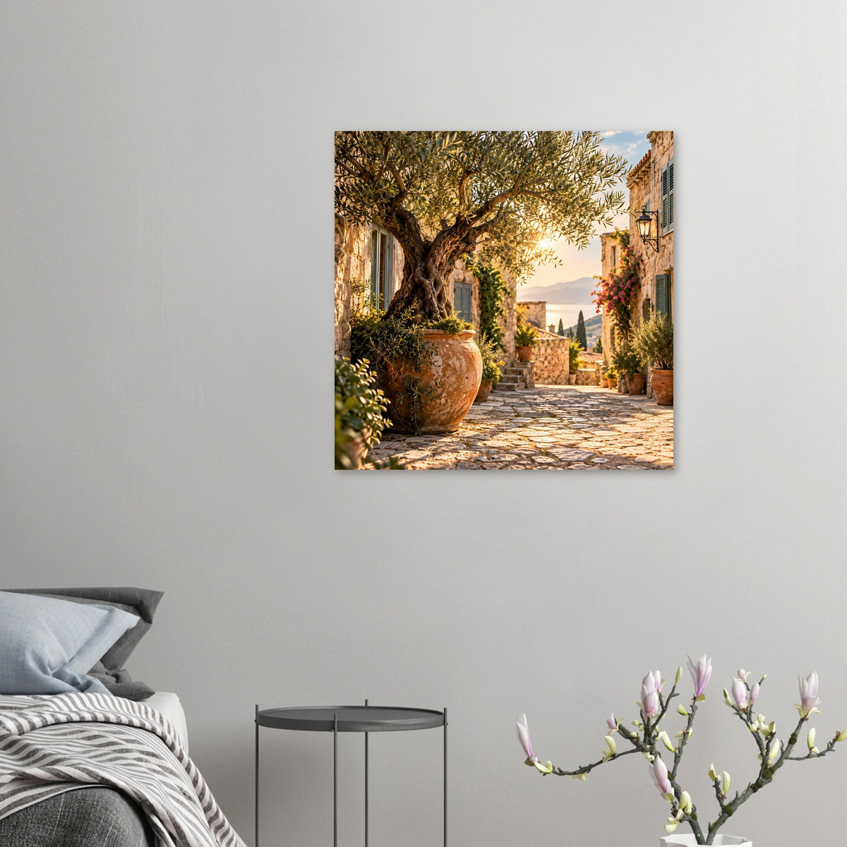 Mediterranes Poster mit Olivenbaum, Terrakottatopf und Gasse im goldenen Abendlicht