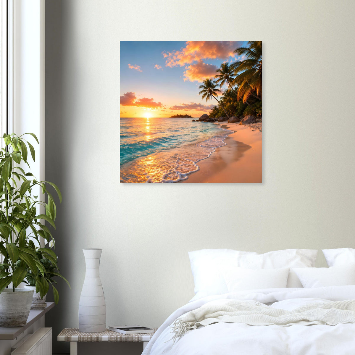 Quadratisches Poster: Meerblick am Abend mit Sonnenschein, Strand und Palmen rechts.