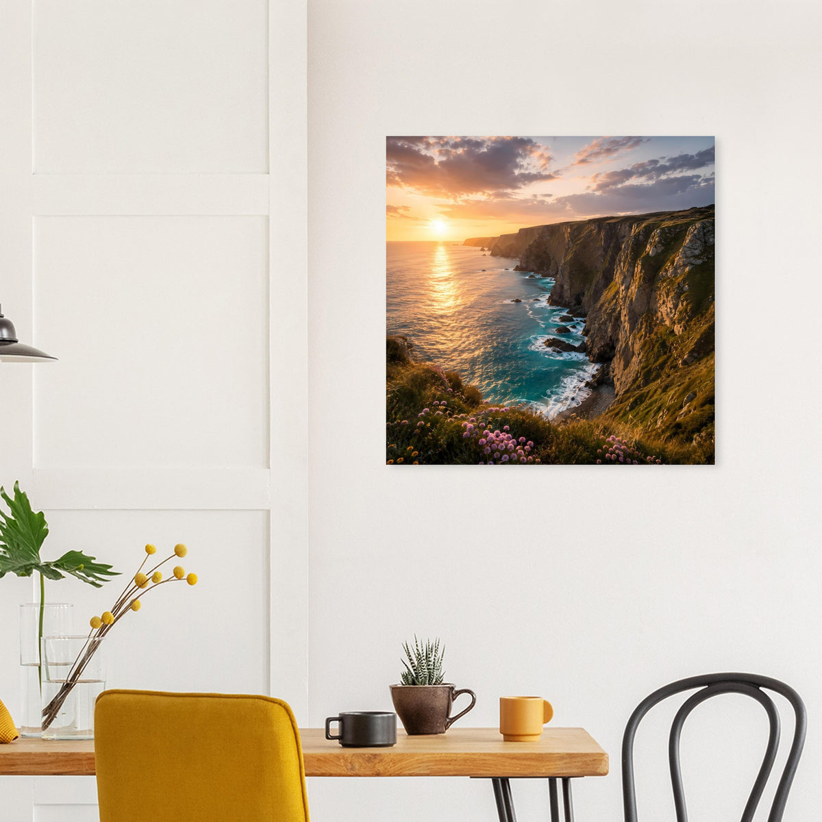 Poster mit Meerblick bei Sonnenuntergang, Felsklippen und Blumen am Küstenhang.