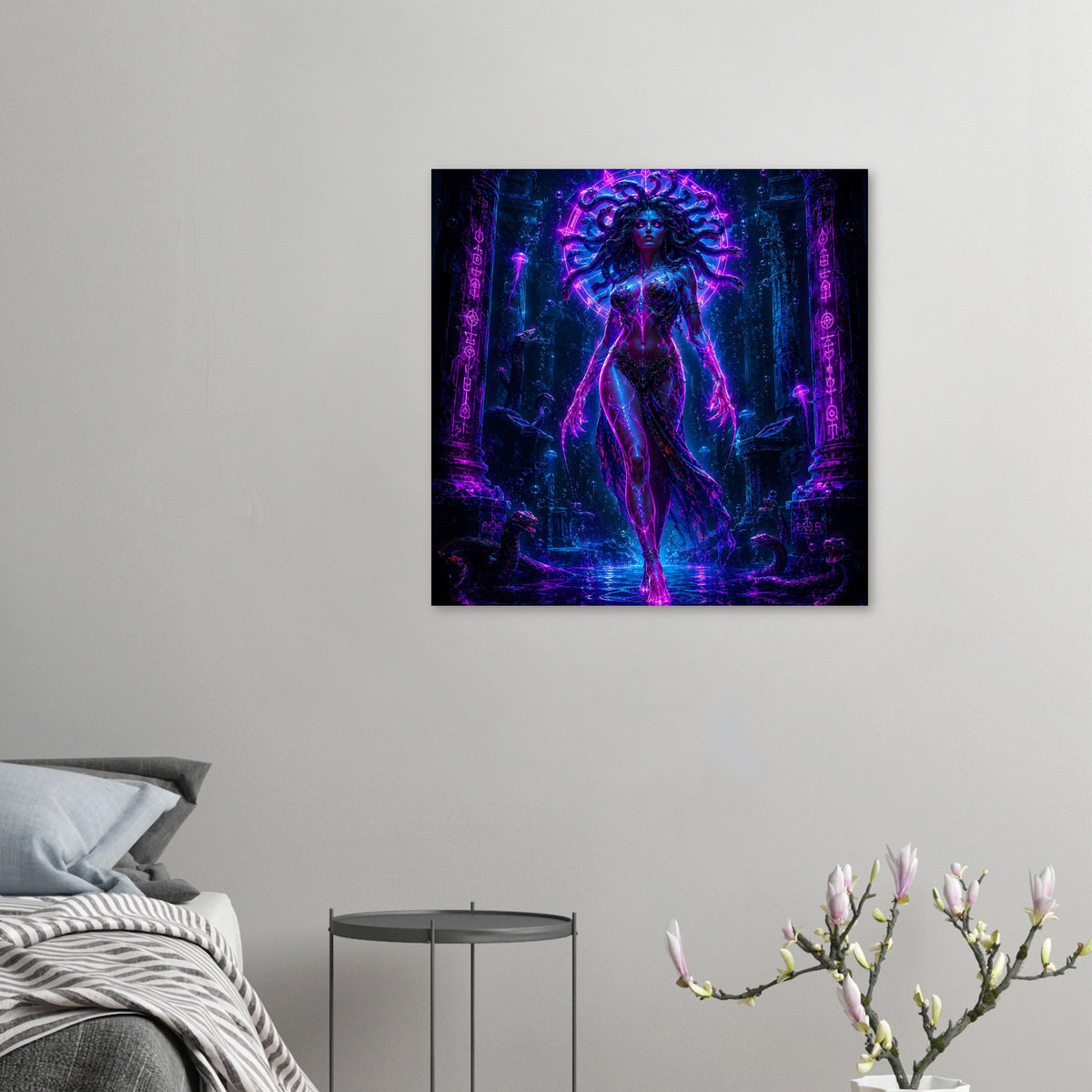 Gerahmtes Poster mit neonfarbener Medusa-Figur zwischen dunklen Säulen