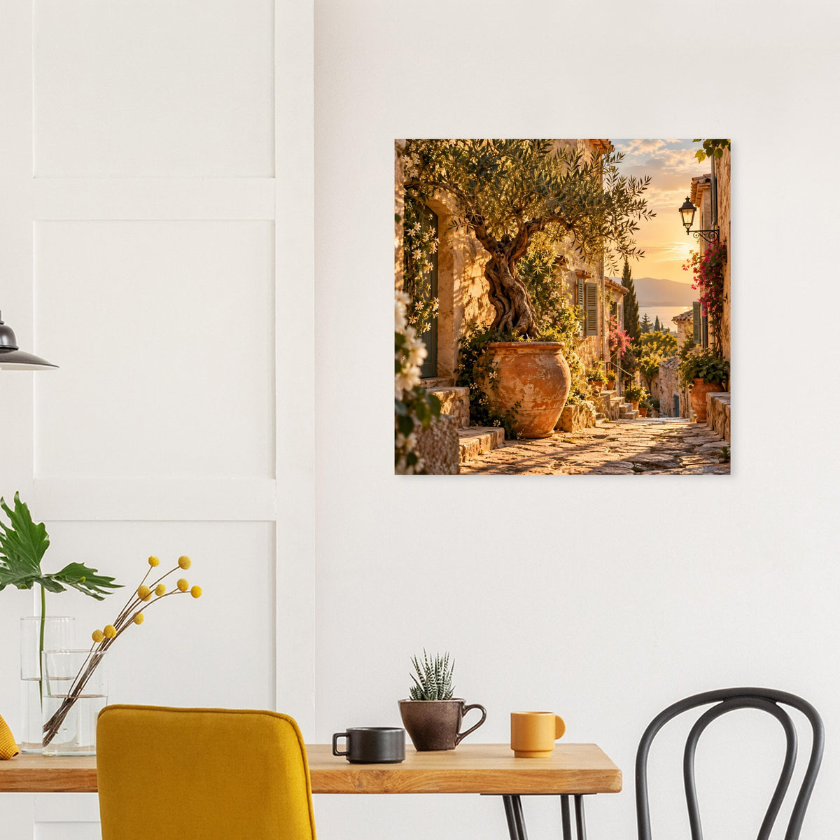 Mediterranes Poster mit mediterraner Gasse, Olivenbaum und Terrakotta-Vase
