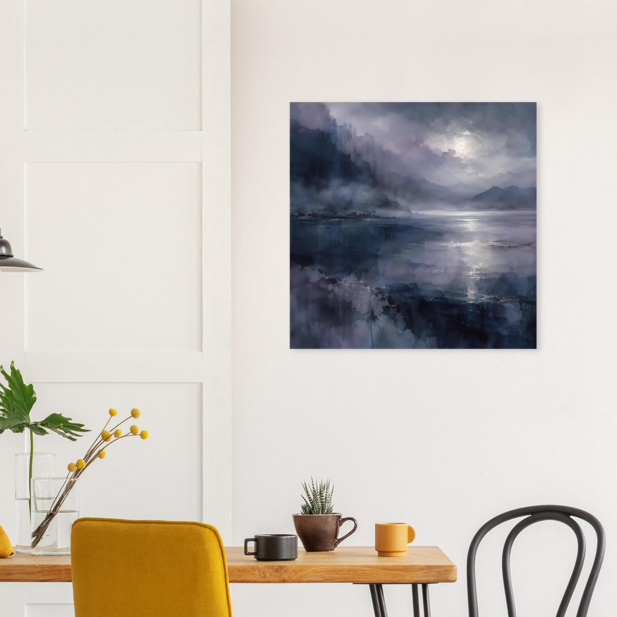 Quadratisches Poster mit dunkler Küstenlandschaft, Mondlicht über Wasser und Wolkennebel.