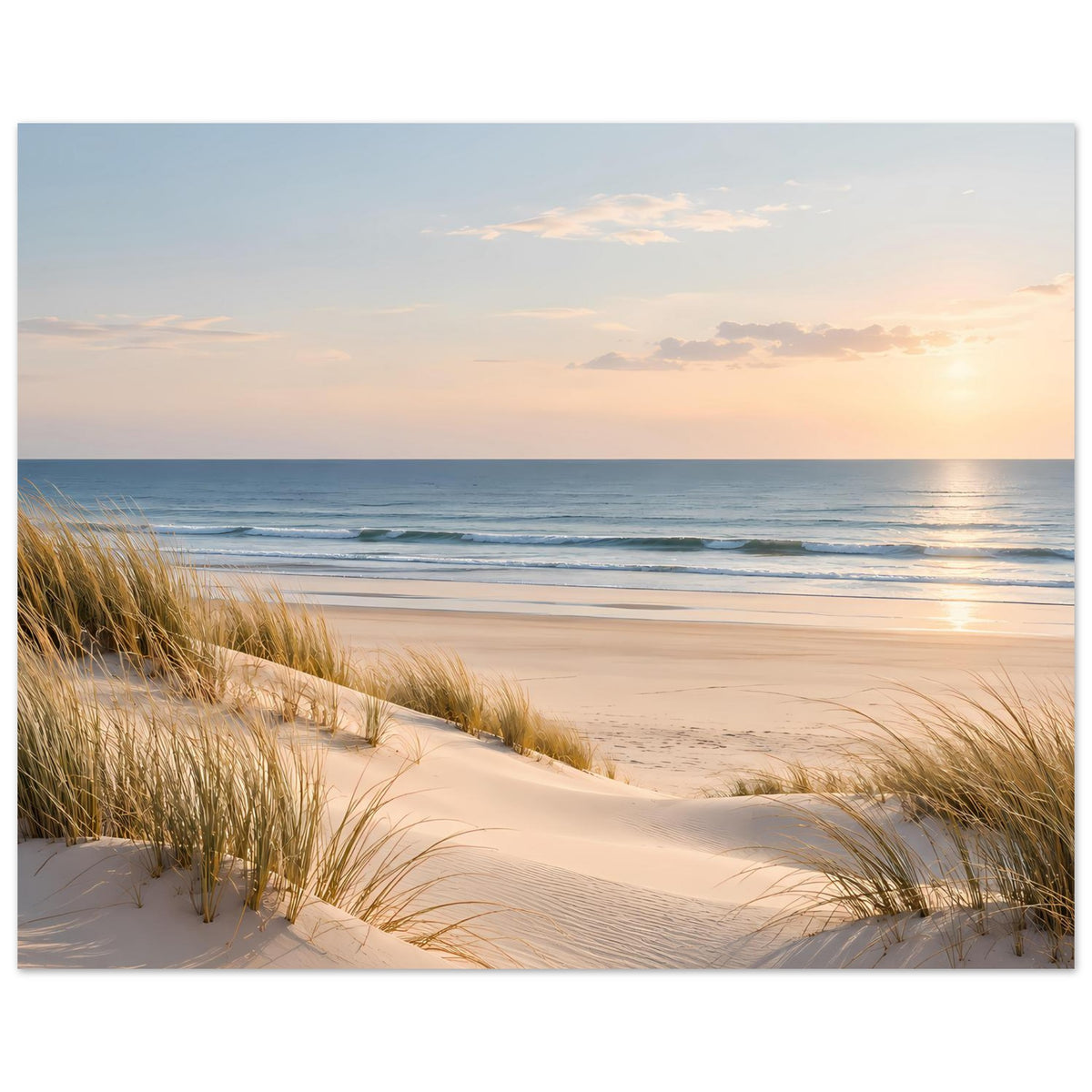 Poster zeigt Stranddünen und Küstenlinie mit Sonnenuntergangsfarben am Horizont