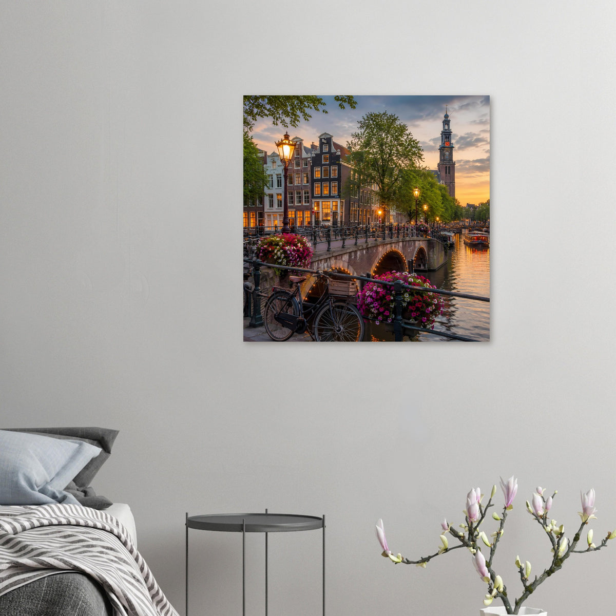 Poster: Abendlicher Blick auf den Amsterdamer Kanal mit Brücke, Laternen und Fahrrad im Vordergrund