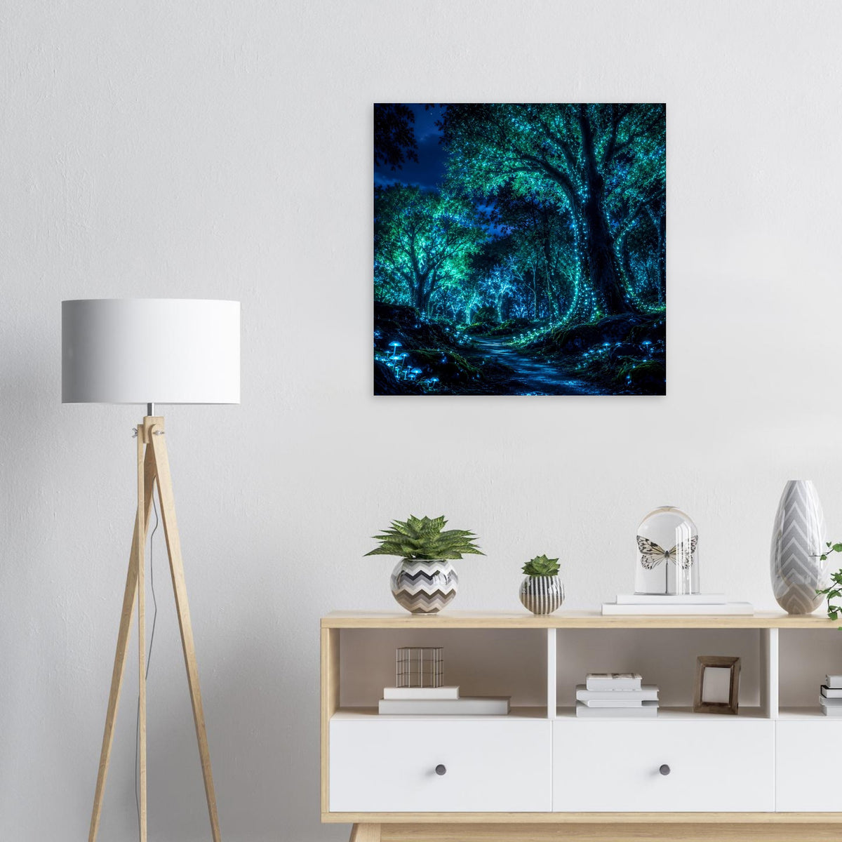Quadratisches Wandposter: dunkler Märchenwald mit türkis leuchtenden Baumkronen und Lichtpfad