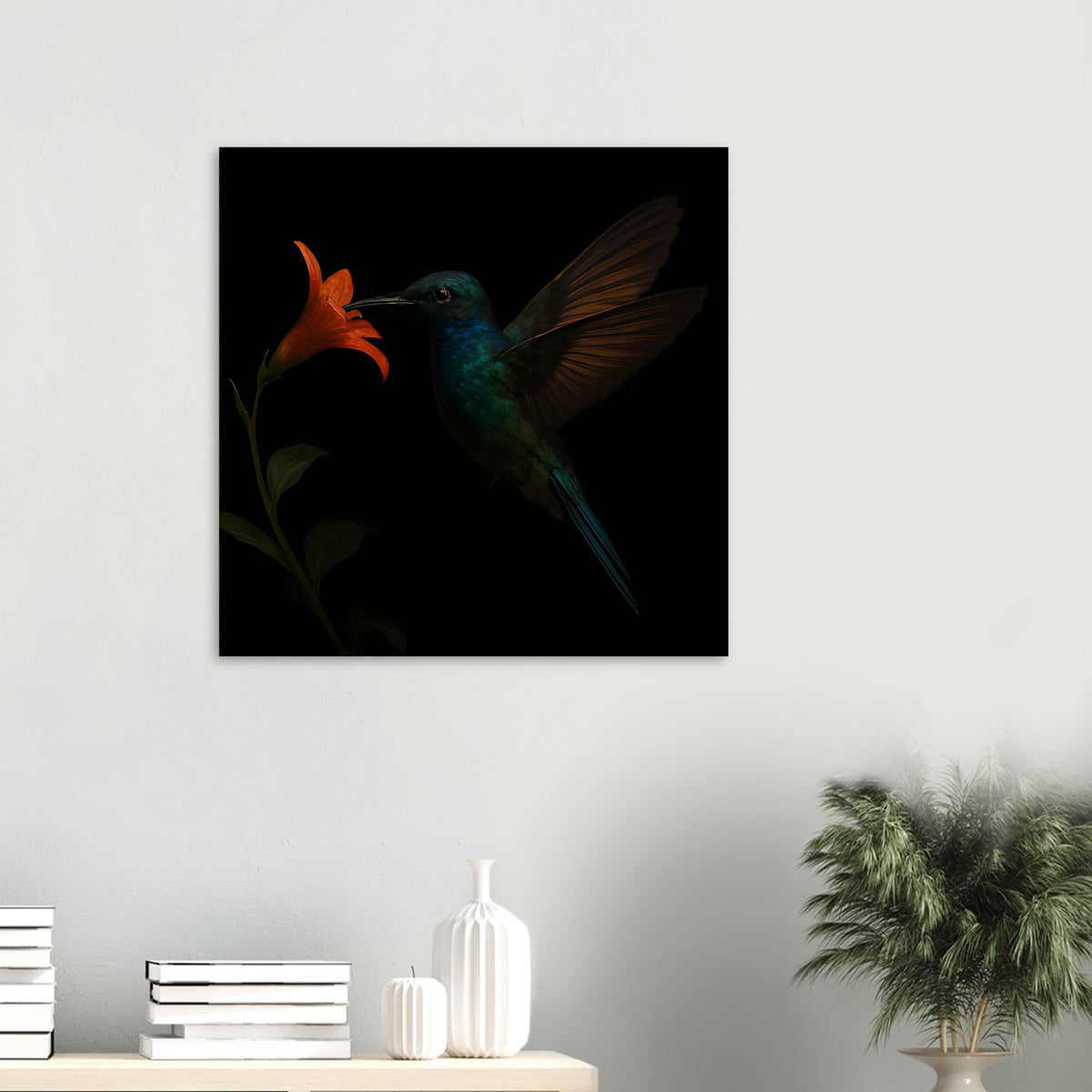 Quadratischer Kunstdruck mit blaugrünem Kolibri und orangefarbener Blüte auf dunklem Grund