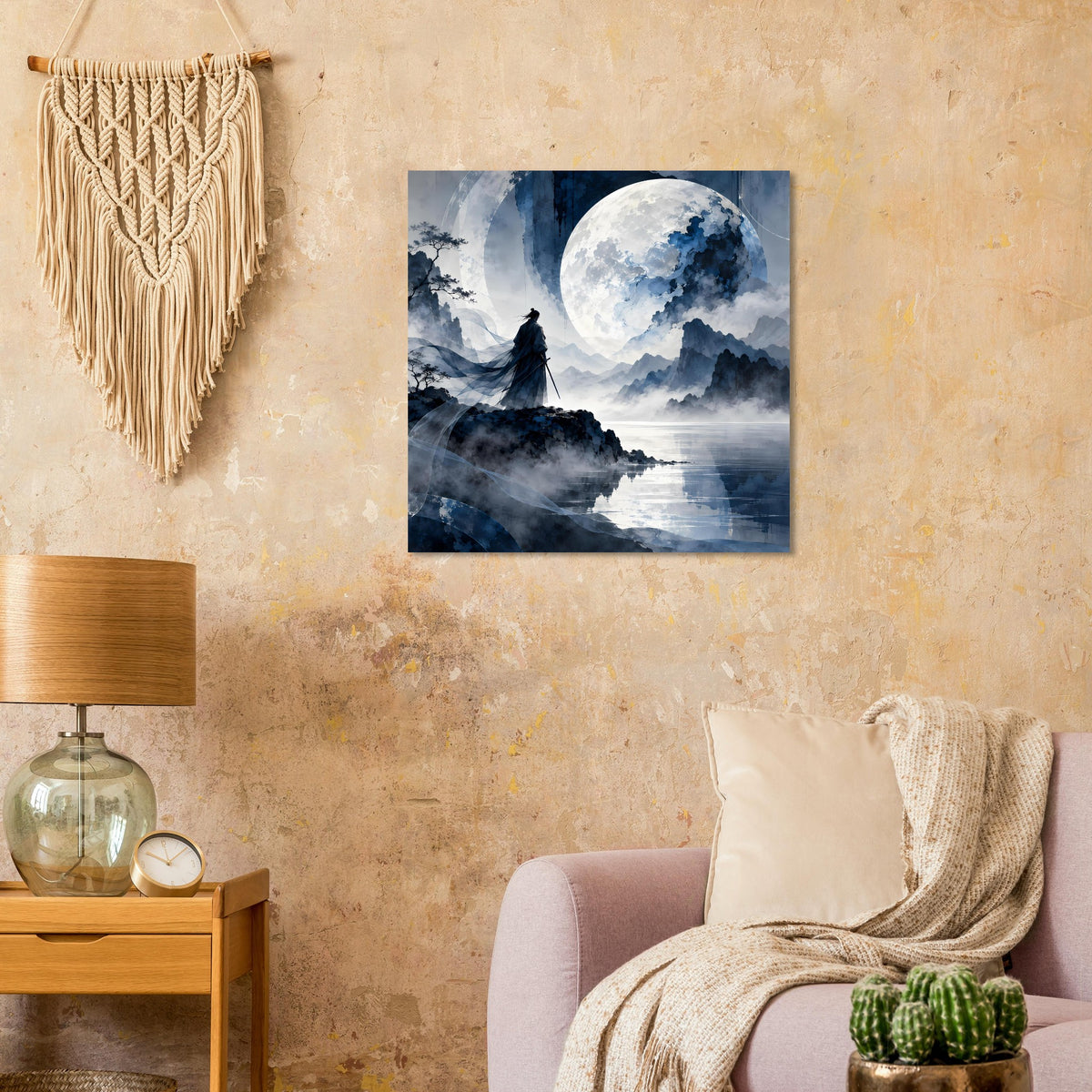 Quadratisches Poster mit Samuraisilhouette, großem Mond über Wasser und Nebel