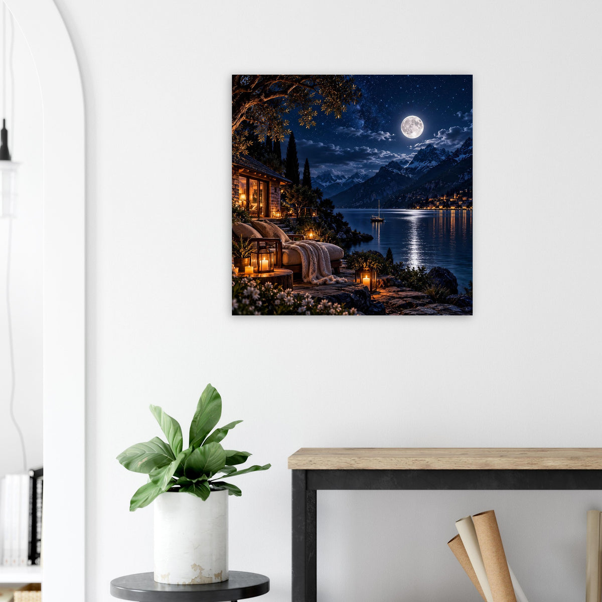 Poster mit Vollmond über See, beleuchteter Promenade und Bergkulisse