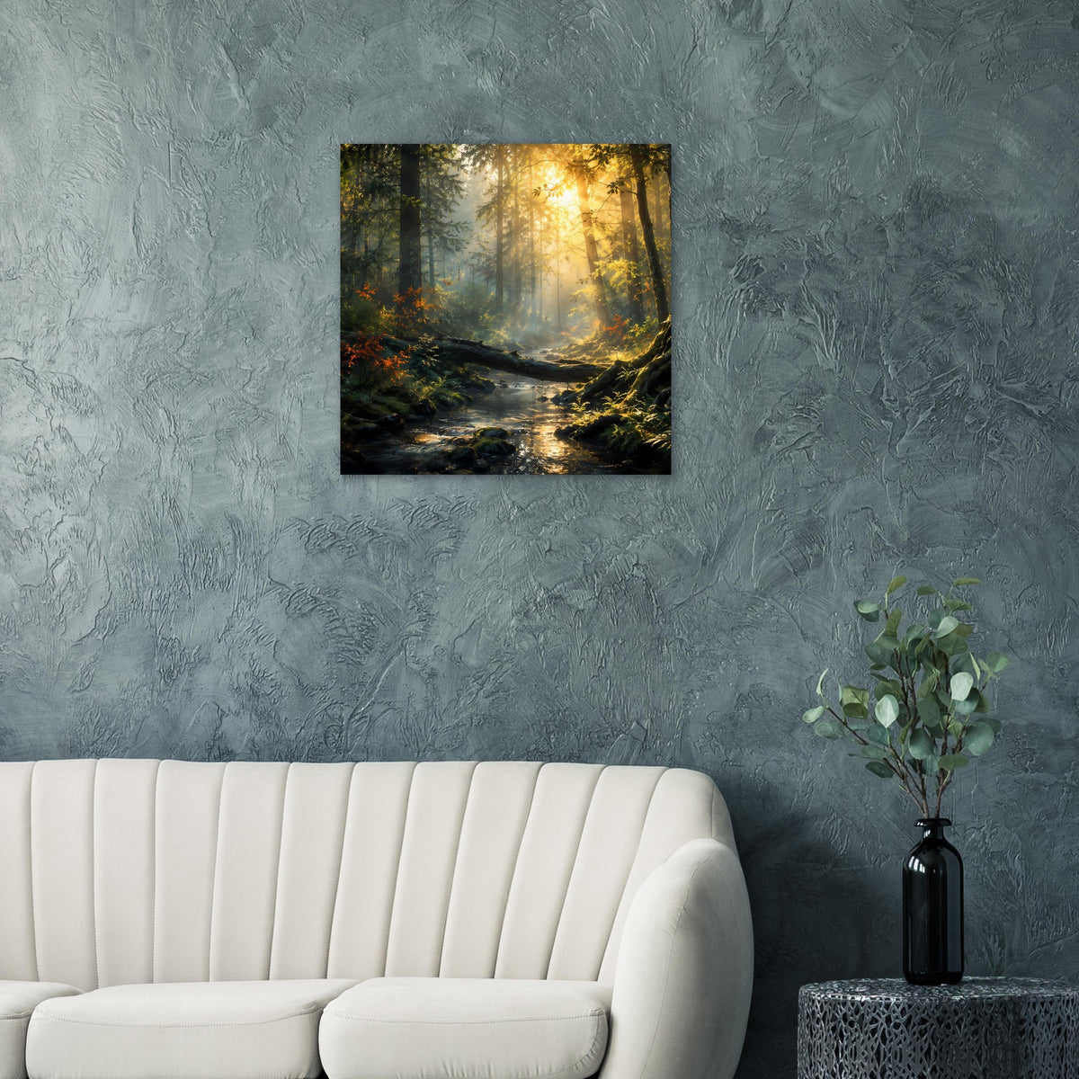 Quadratisches Poster mit Bach im Wald, warmes Sonnenlicht und dunkle Baumstämme