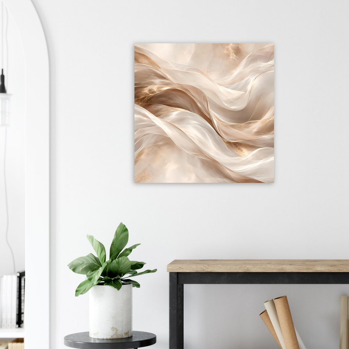Abstraktes Wellen-Poster mit sandbeigen und goldenen, geschwungenen Strukturen