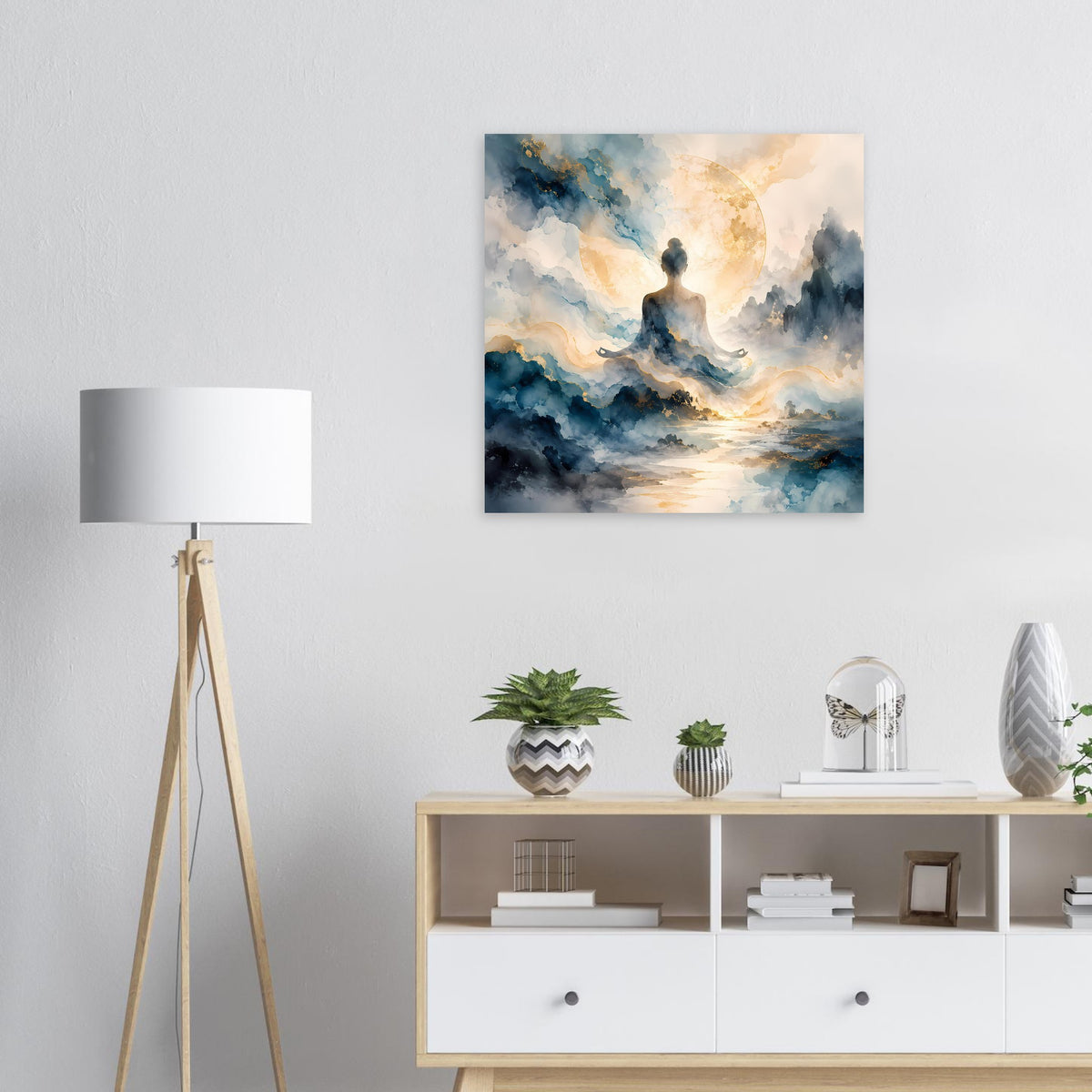Quadratisches Poster mit zentraler Meditationsfigur, blauen Wolken und goldenen Akzenten