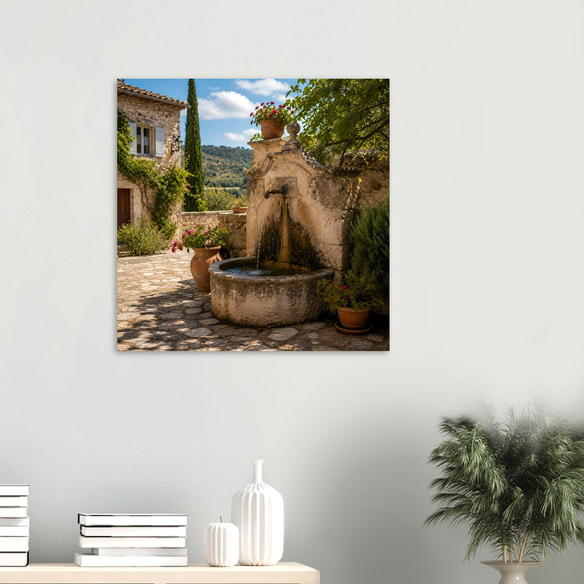 Quadratisches Poster mit Steinbrunnen im mediterranen Gartenhof, Kachelnweg und Pflanzen