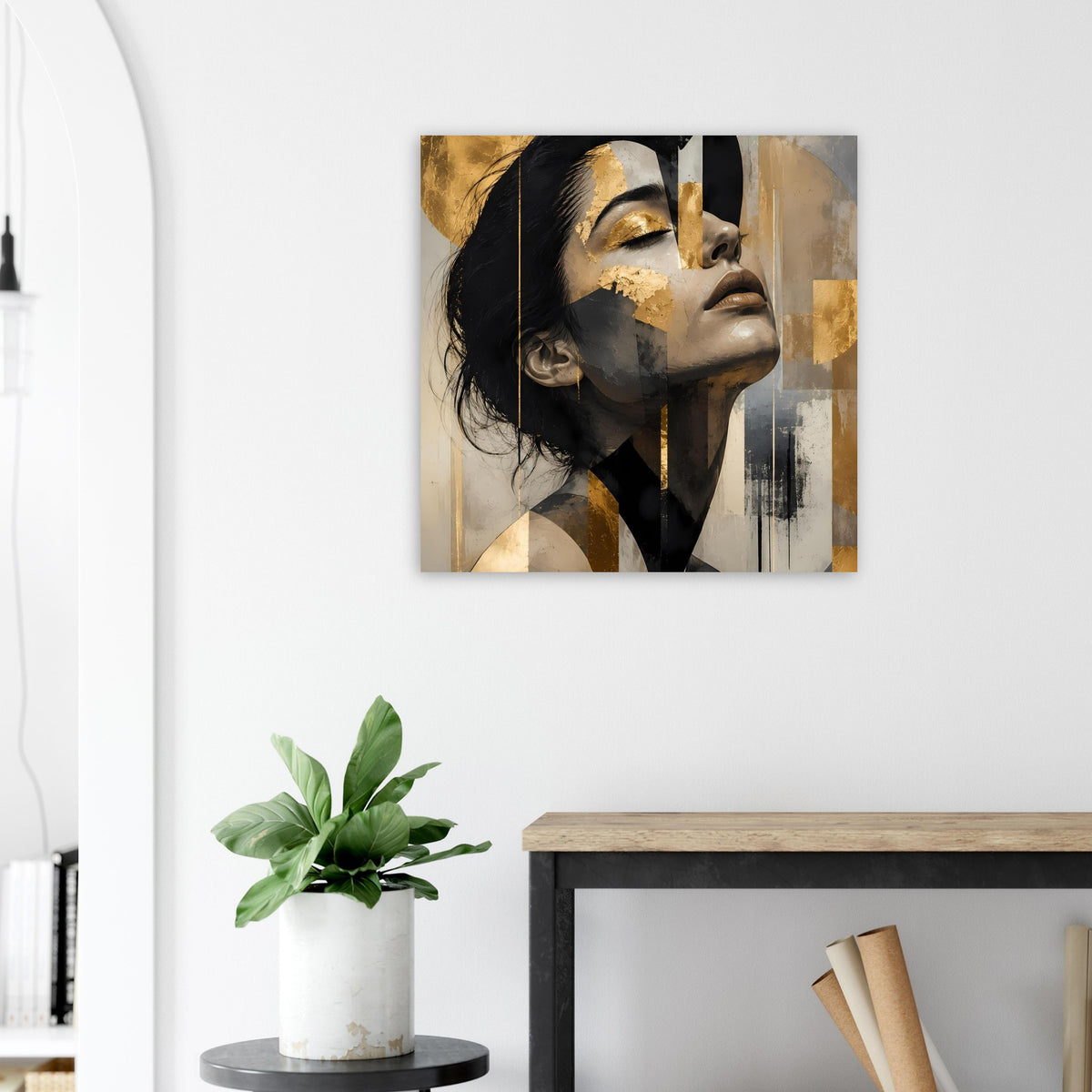Abstraktes Frauenporträt-Poster mit Goldakzenten, schwarzem Haar und Collage-Texturen