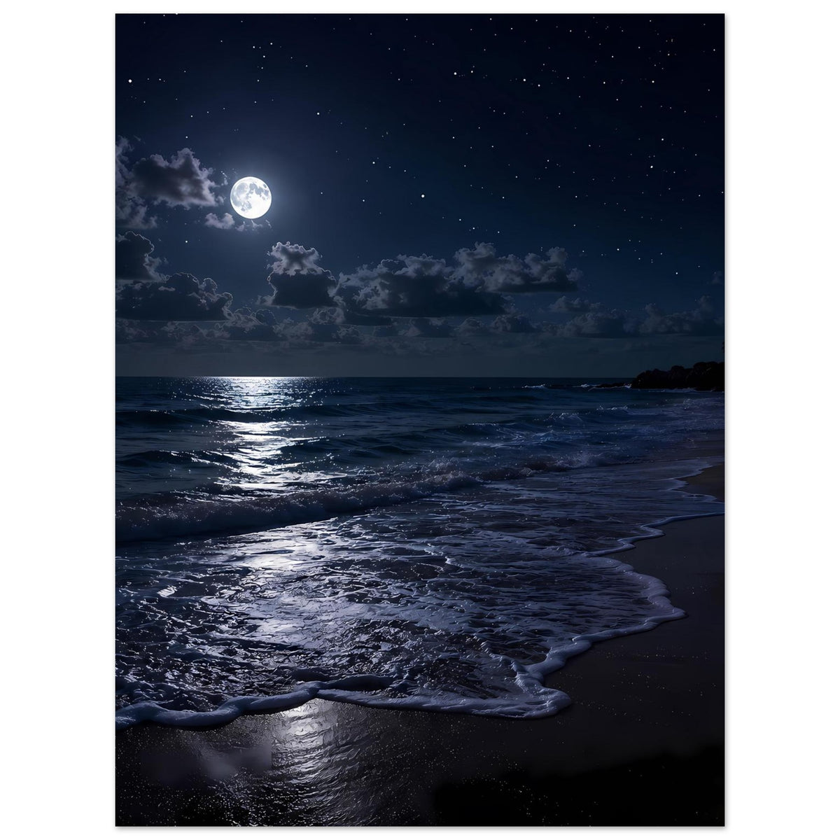 Vertikales Poster mit Mond über nächtlichem Strand und glänzenden Meereswellen