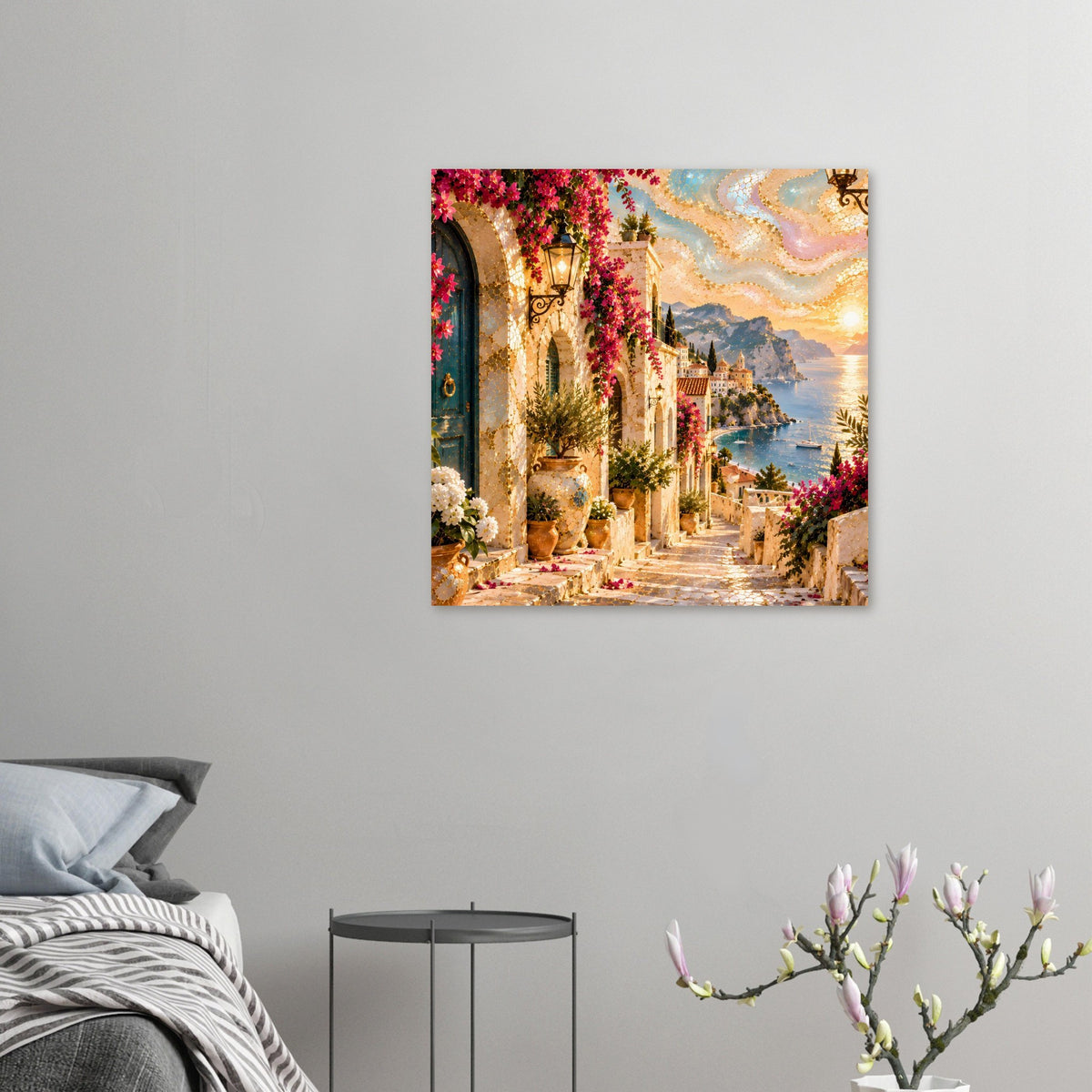 Kleines Wandposter mit mediterraner Gasse, Laternen, roten Blütenranken und Küstenblick