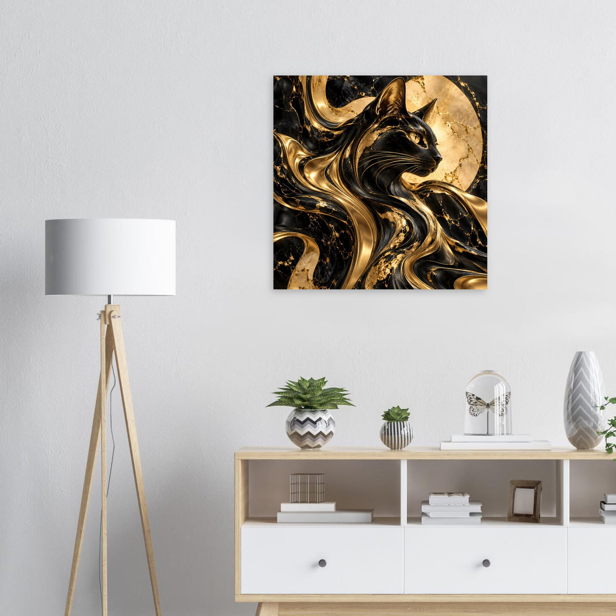 Quadratisches Poster mit Katzenmotiv: schwarzer Kater mit goldenen Wirbeln auf dunklem Kreis.