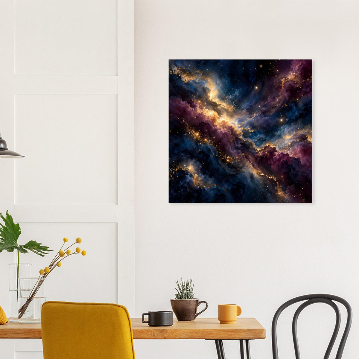 Quadratisches Kunstposter mit kosmischem Nebel und Sternen in Dunkelblau und Lila
