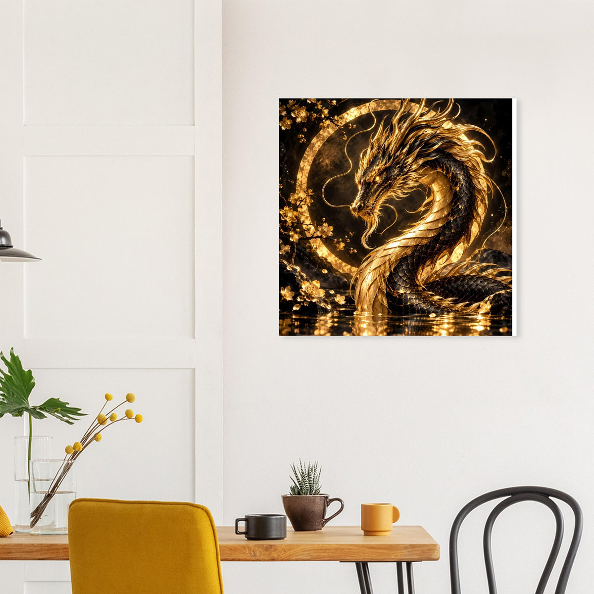 Poster mit goldenem Drachen im Blütenkreis, quadratisches Motiv an heller Wand