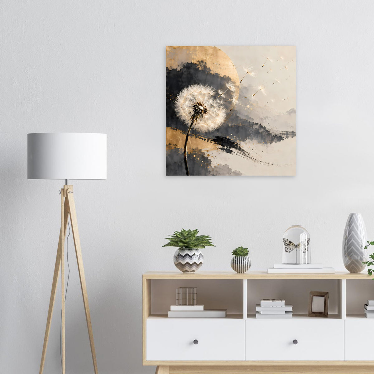 Kunstposter mit Pusteblume auf grauem Wolkenverlauf, warmes Gold und feine Sprenkel