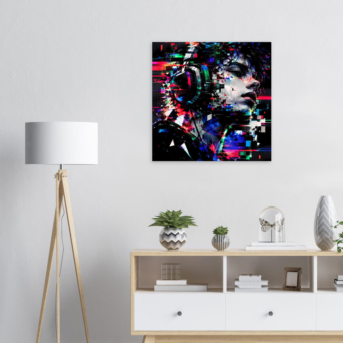Quadratisches Kunstposter: futuristisches Gesicht mit Kopfhörer-Glitch, leuchtende Farben