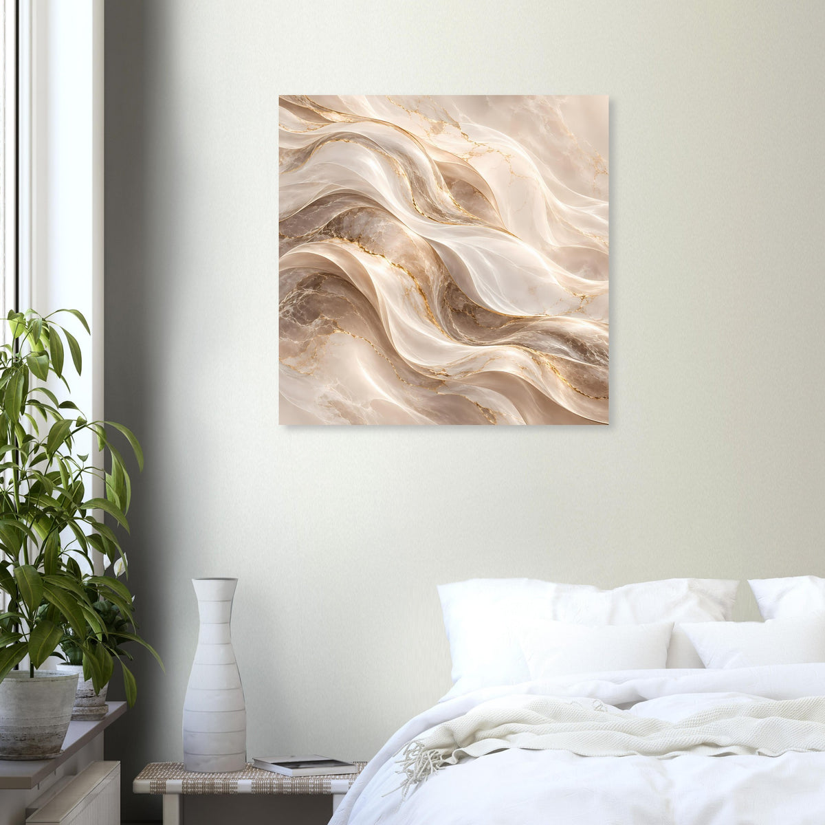 Quadratisches Poster mit gold-beigen, fließenden Wellenlinien in sanften Creme-Tönen