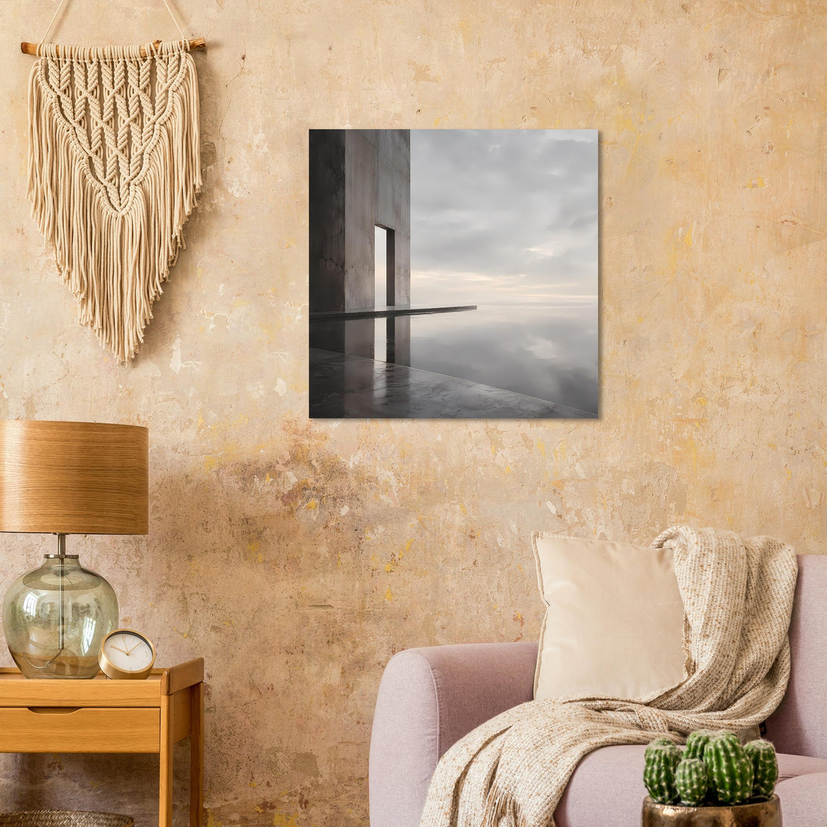 Quadratisches Architekturposter in Grau mit Betonbau und reflektierender Wasserfläche