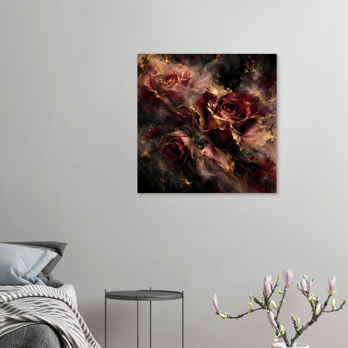 Kleines Rosenposter in Burgunderrot mit goldenen Details, eingebettet im Wohnraum an der Wand