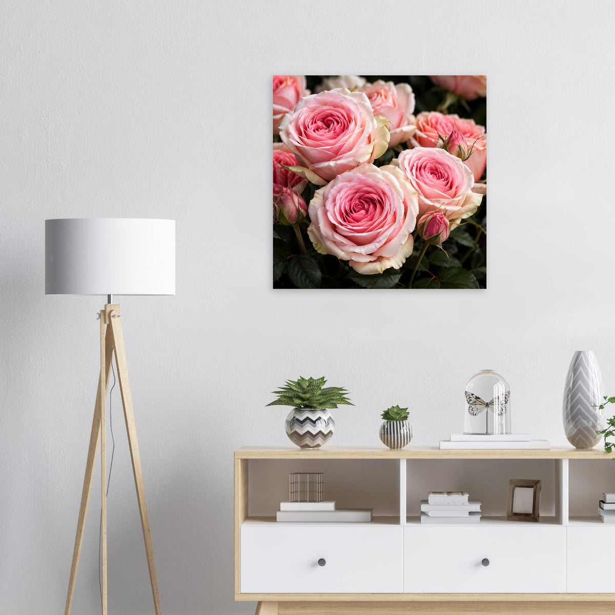 Quadratisches Poster mit rosa Rosenblüten auf dunklem Hintergrund