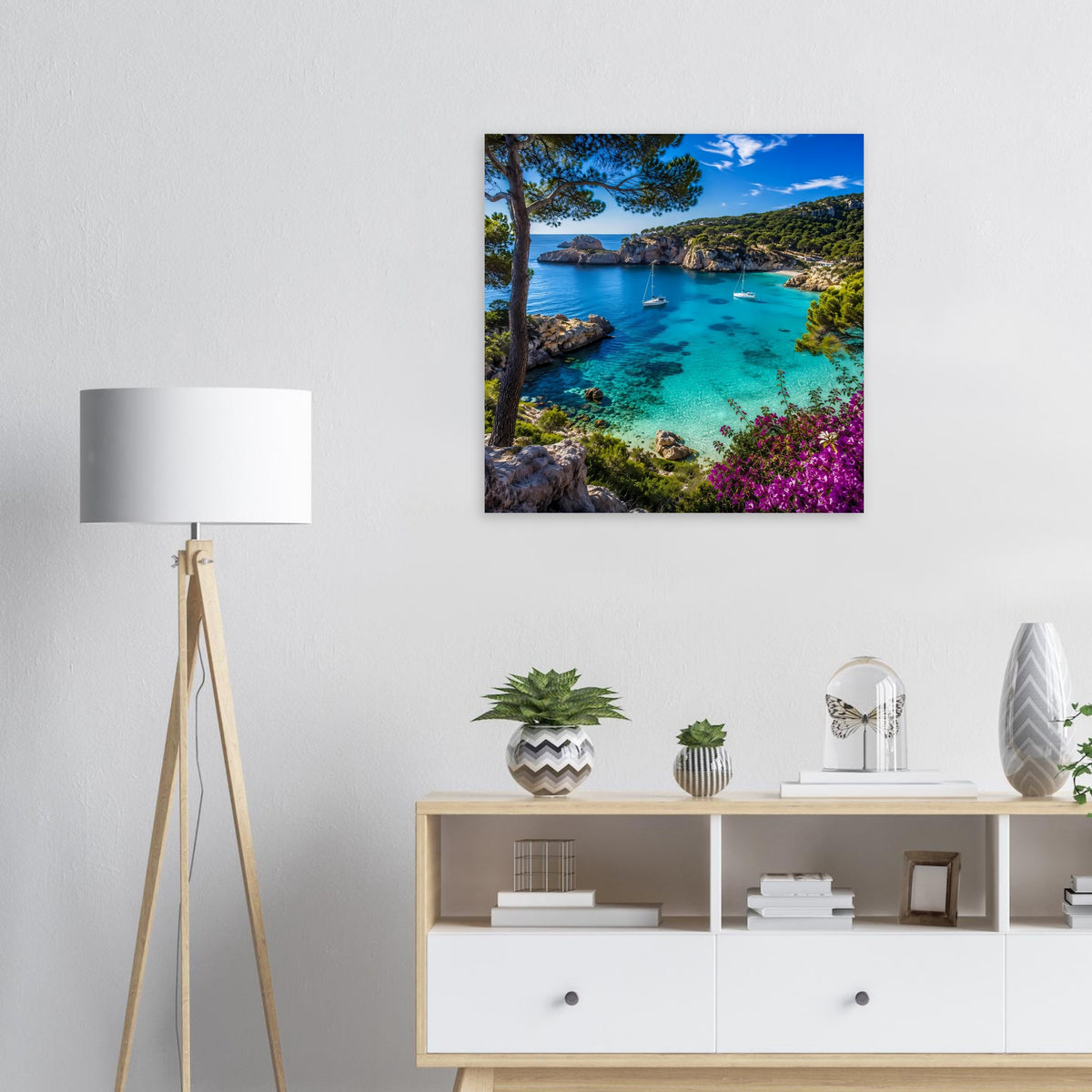 Quadratisches Poster mit türkisblauer Bucht, Felsen, Booten und bunten Blumen