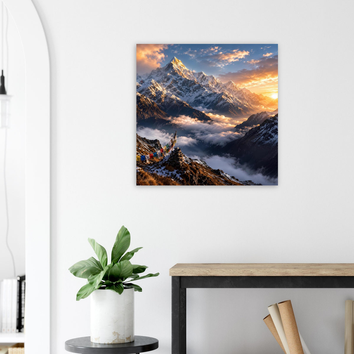 Gerahmtes Bergposter mit Sonnenaufgang über Wolken und Felsen