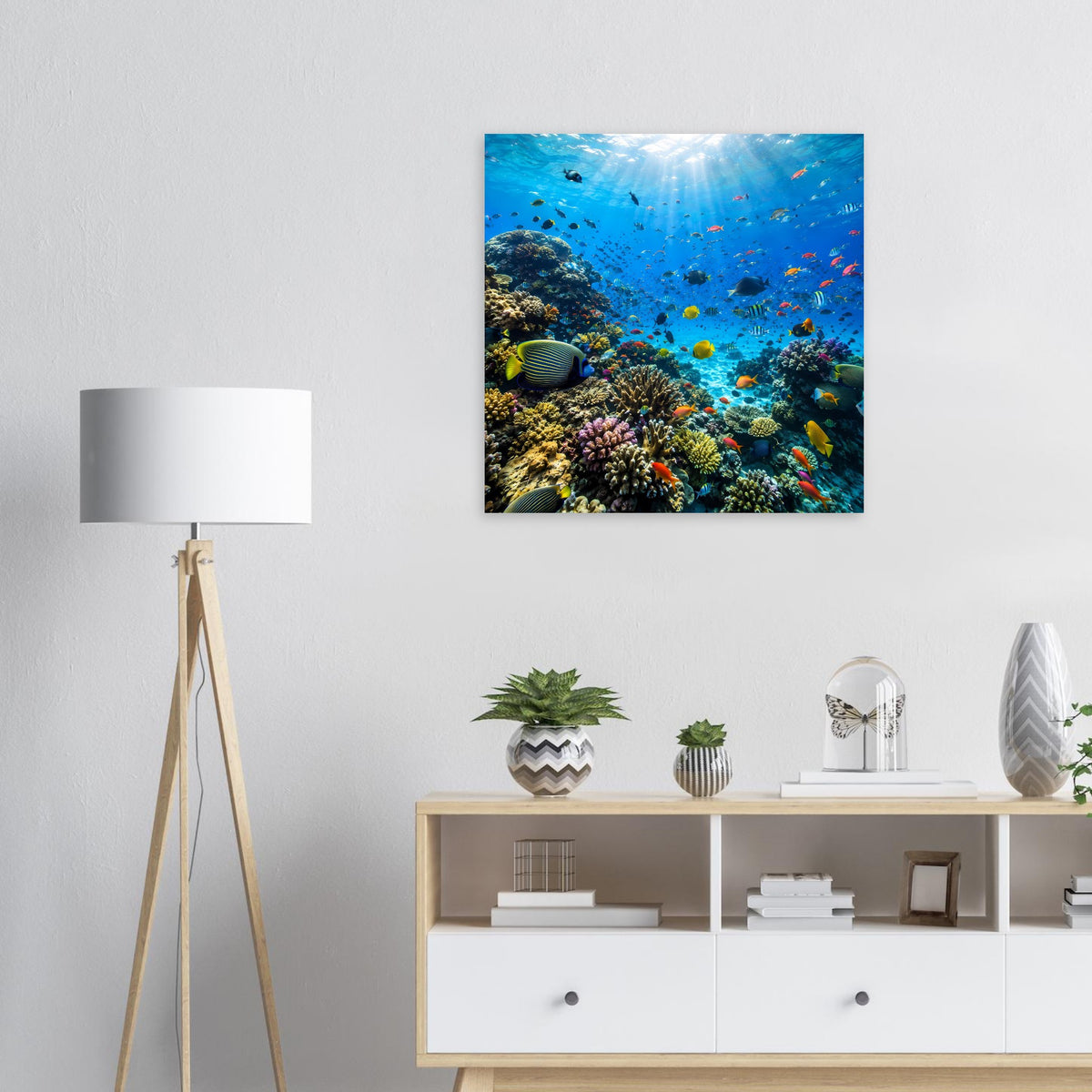 Quadratisches, schwarz gerahmtes Poster: Korallenriff mit gelben und roten Fischen im blauen Meer