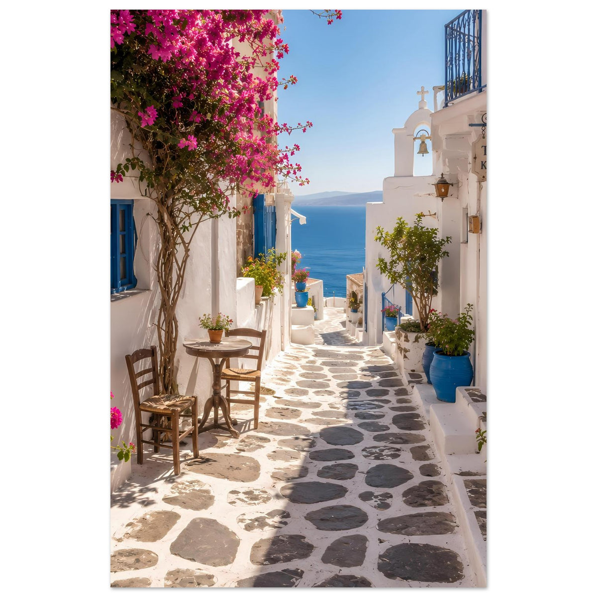 Poster im Hochformat: Blick auf eine mediterrane Gasse mit blauen Türen und pinken Blüten
