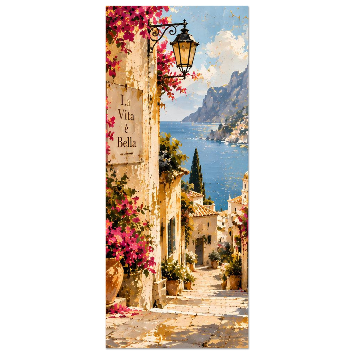 Vertikales Poster mit mediterraner Gasse: Blüten, Mauerwand und Wasser mit Bergen