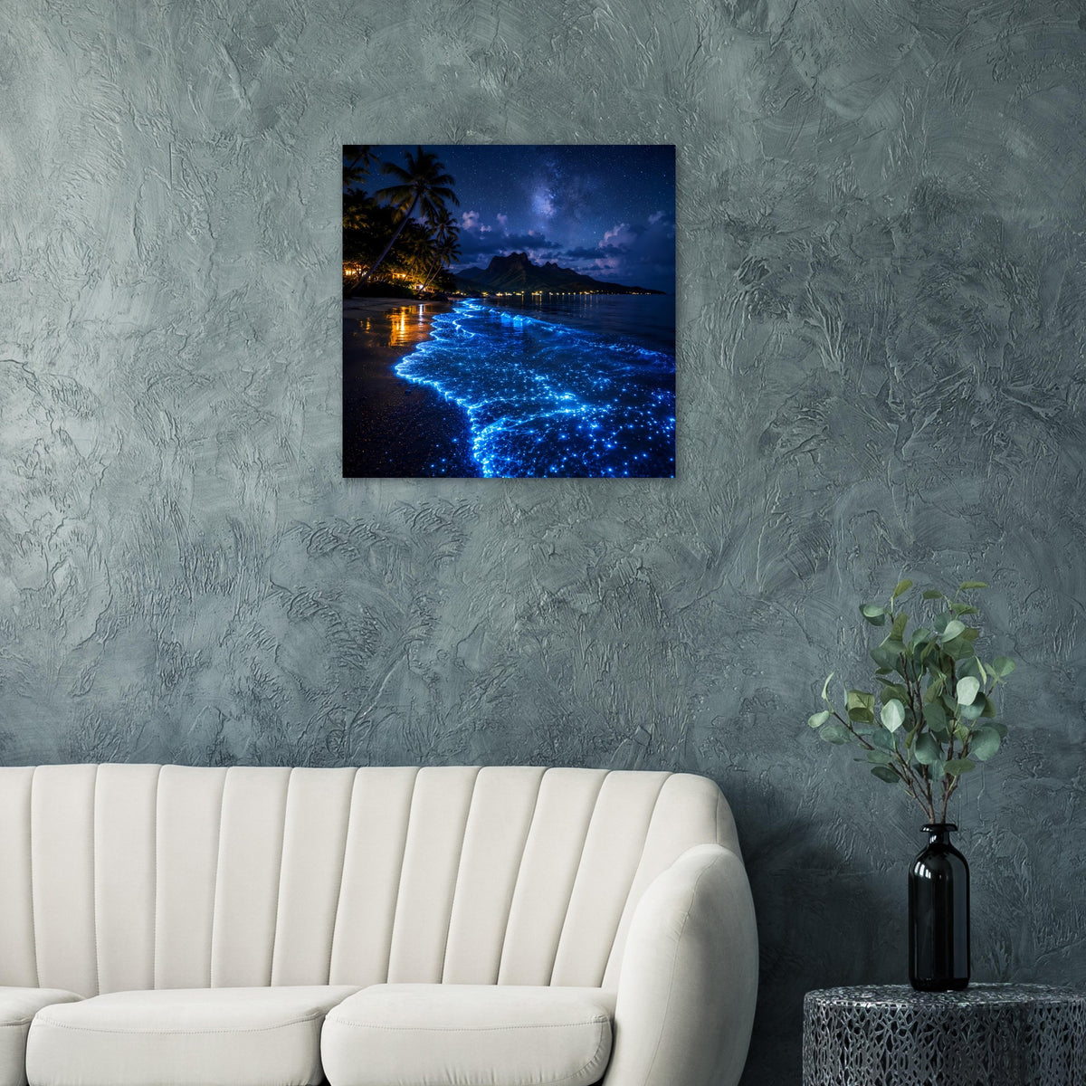 Quadratisches Wandposter mit blau schimmernder Küste und Nachthimmel