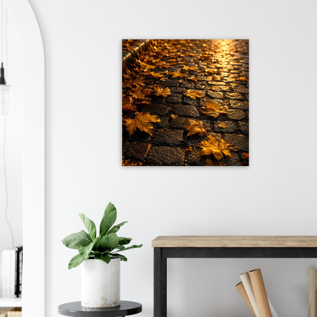 Quadratisches Wandposter mit gold-braunen Herbstblättern auf dunklem Stein