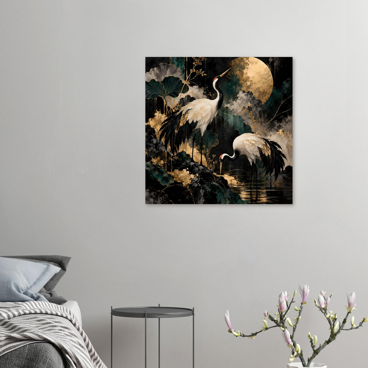 Kleines Kunstposter mit zwei Kranichen, goldener Mondsichel und Wasserlinie im schwarzen Design