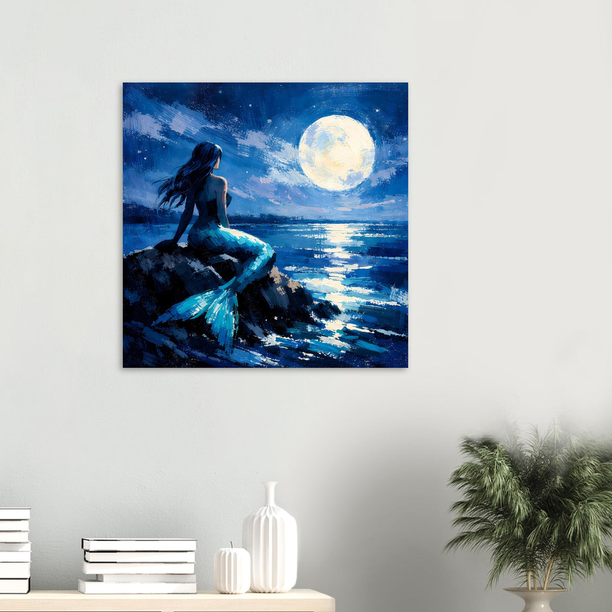 Quadratisches Poster mit Meerjungfrau auf Felsen im blauen Mondlicht am Wasser