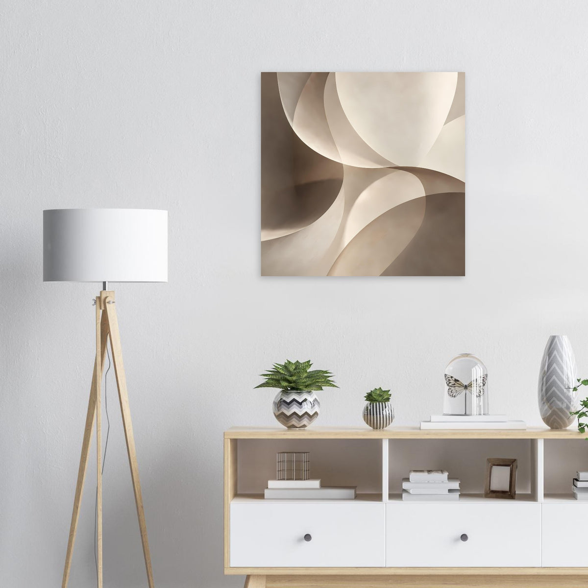 Quadratisches Kunstposter mit abstrakten geschwungenen Wellen in Beigetönen, cremeweißer Hintergrund